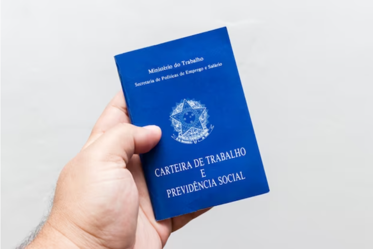 Entenda se a empresa pode dar baixa na carteira antes de pagar a rescisão