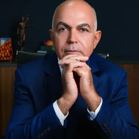 Dr. Mauricio Souza advogado em atendimento no escritório